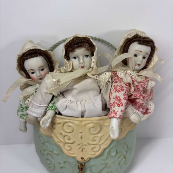 Set Of 3 Miniature Bisque Dolls In Shabby Chic Green Cream Tin Wall Pocket - Picture 2 of 10